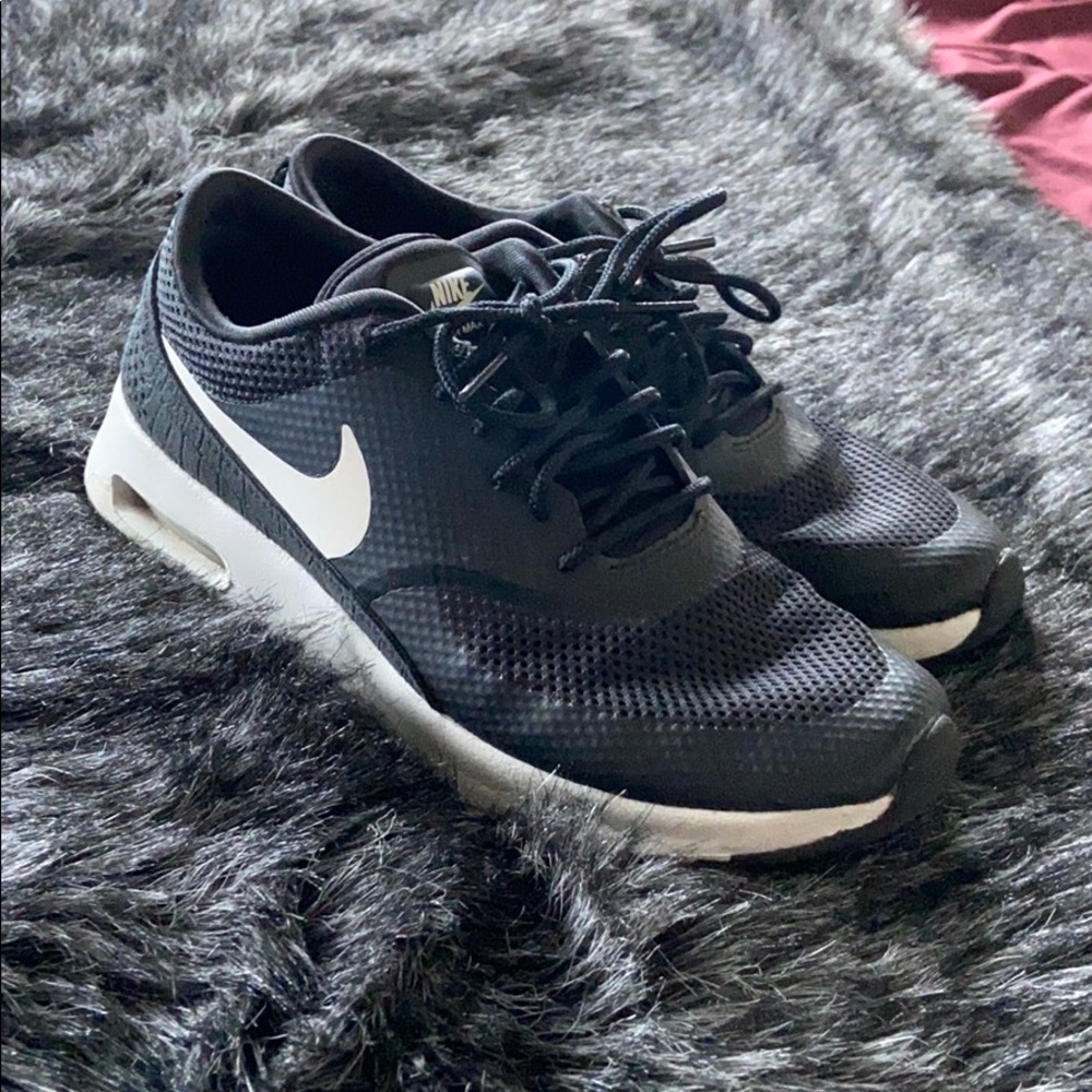 6.5 Black Nike Theas
